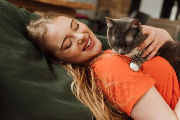 Glad Ung Kvinna Tittar Söt Katt Vardagsrummet — Stockfoto
