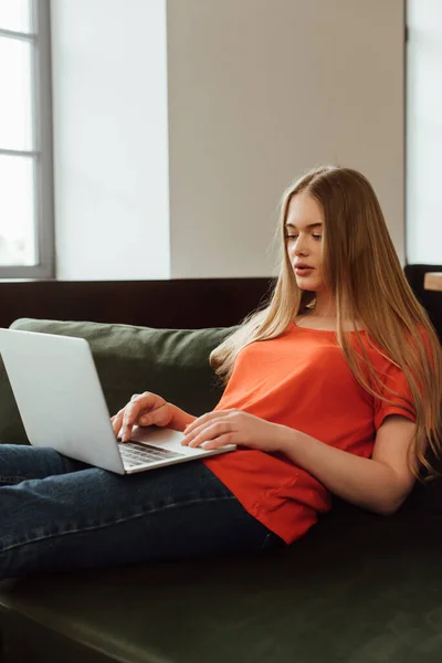 Atractivo Freelancer Usando Portátil Sala Estar —  Fotos de Stock