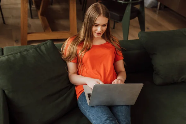 Freelancer Atraente Jovem Usando Laptop Sala Estar — Fotografia de Stock