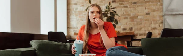 Panorama Bild Attraktiv Flicka Äta Popcorn Hålla Engångskopp Och Titta — Stockfoto