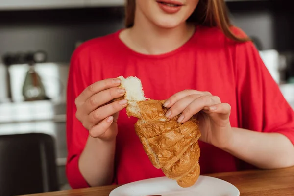 Beskärd Utsikt Över Flicka Som Håller Välsmakande Croissant Händerna — Stockfoto