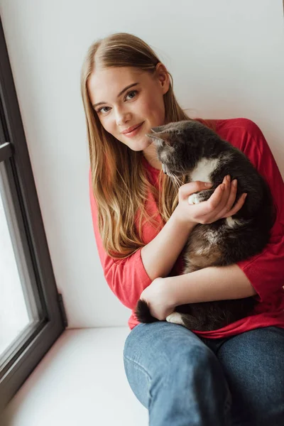 Selective Focus Young Cheerful Woman Looking Camera Holding Cute Cat — Stock Photo, Image