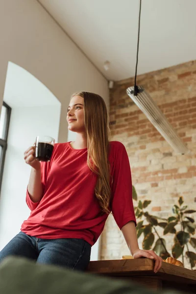 Foyer Sélectif Femme Gaie Tenant Tasse Café Regardant Loin — Photo