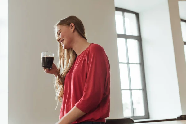 Mujer Sonriente Sosteniendo Una Taza Café Casa — Foto de Stock