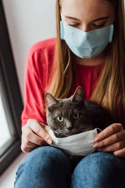 Jovem Mulher Máscara Médica Sentado Com Gato Bonito — Fotografia de Stock