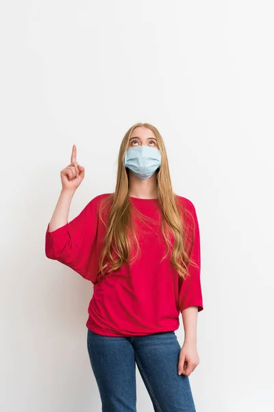 Jonge Vrouw Medisch Masker Wijzen Met Vinger Kijken Omhoog Geïsoleerd — Stockfoto