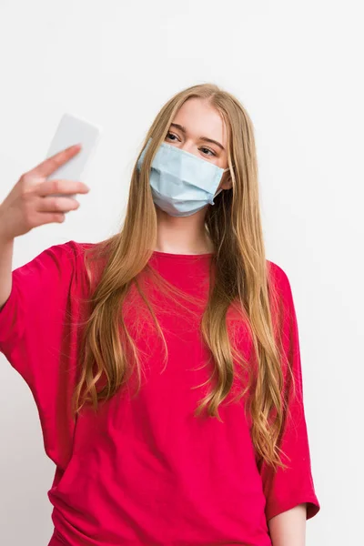 Enfoque Selectivo Mujer Joven Máscara Médica Tomando Selfie Aislado Blanco — Foto de Stock