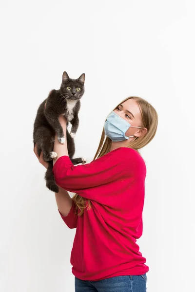 Mujer Joven Máscara Médica Mirando Lindo Gato Aislado Blanco — Foto de Stock