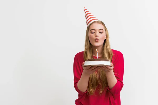 Bella Ragazza Berretto Partito Soffiando Candela Sulla Torta Compleanno Isolato — Foto Stock