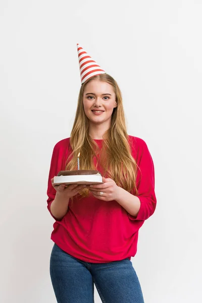 Bonita Chica Partido Gorra Sonriendo Sosteniendo Pastel Cumpleaños Aislado Blanco — Foto de Stock