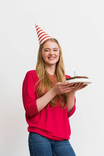 Glad Kvinna Festmössa Håller Födelsedagstårta Isolerad Vit — Stockfoto