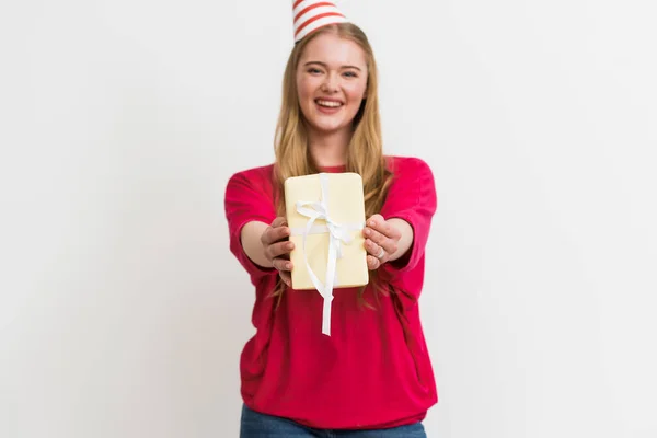 单身女性戴着派对礼帽 手持白色礼品盒的特定焦点 — 图库照片