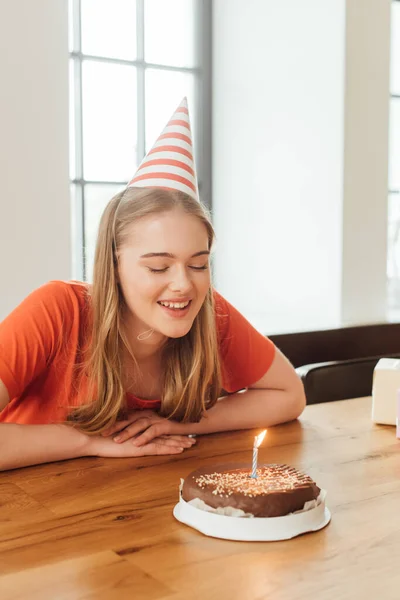 Menina Sorrindo Olhando Para Queimar Vela Delicioso Bolo Aniversário — Fotografia de Stock