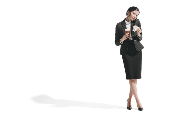 Mujer de negocios hablando en smartphone - foto de stock