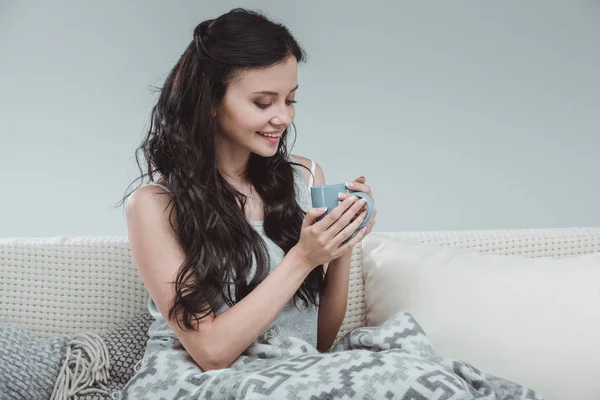 Mujer joven bebiendo té - foto de stock