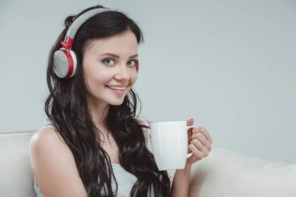 Jovem mulher em fones de ouvido — Fotografia de Stock