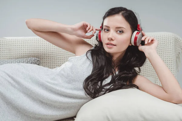 Jovem mulher em fones de ouvido — Fotografia de Stock