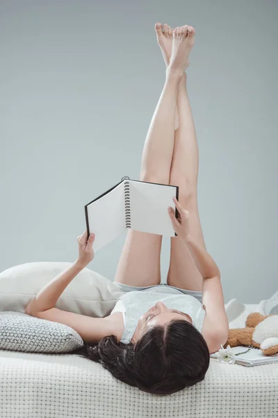 Young woman reading book — Stock Photo