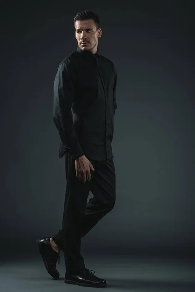 Homme à la mode en tenue noire — Photo de stock