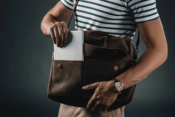 Hombre con estilo con bolsa de cuero - foto de stock