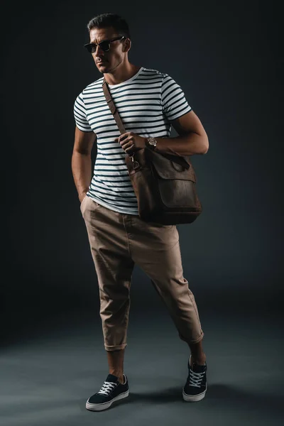 Homem elegante com saco de couro — Fotografia de Stock