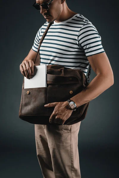 Homem elegante com saco de couro — Fotografia de Stock