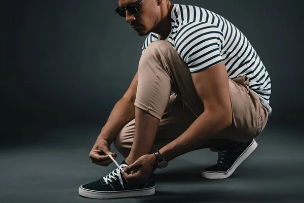 Man tying shoelaces — Stock Photo