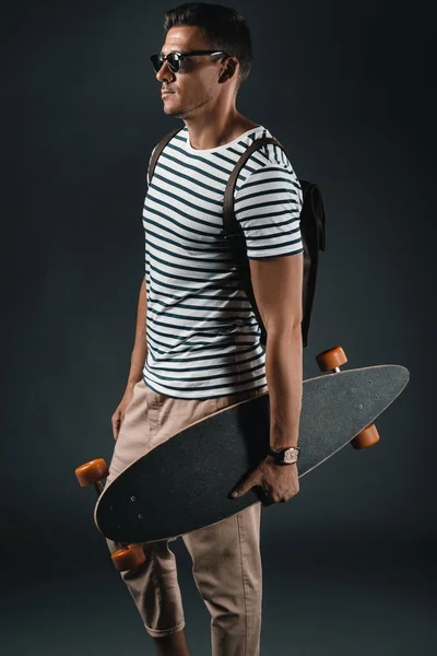 Homem elegante com skate — Fotografia de Stock
