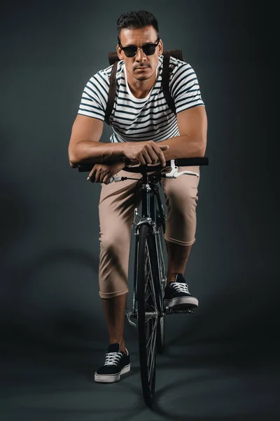 Hombre sentado en bicicleta - foto de stock