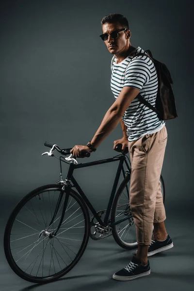 Чоловік стоїть біля велосипеда — стокове фото