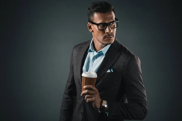 Uomo elegante con tazza di caffè — Foto stock