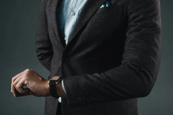 Hombre elegante mirando los relojes de mano - foto de stock