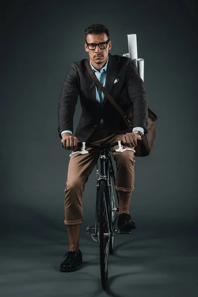 Впевнений бізнесмен з сумкою їде на велосипеді — стокове фото