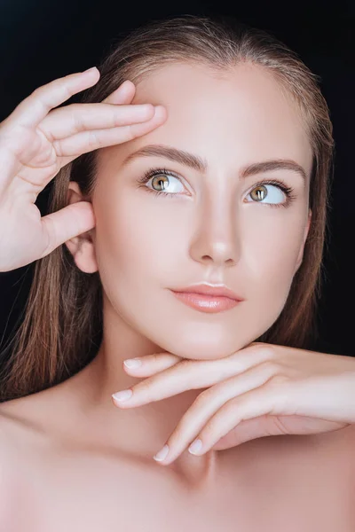 Hermosa mujer con las manos cerca de la cara - foto de stock