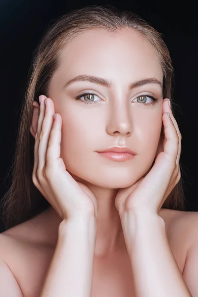 Belle femme avec les mains près du visage — Photo de stock