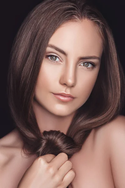 Belle femme aux cheveux longs — Photo de stock