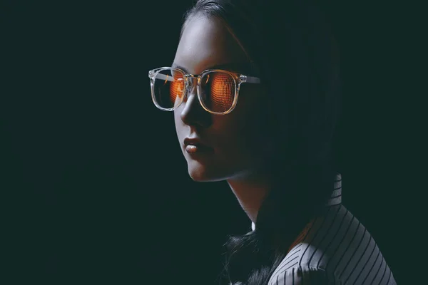 Mujer en gafas de sol y camisa - foto de stock