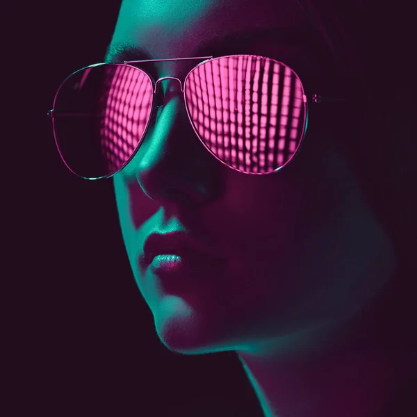 Femme élégante en lunettes de soleil — Photo de stock