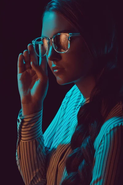 Mujer en gafas de sol y camisa — Stock Photo