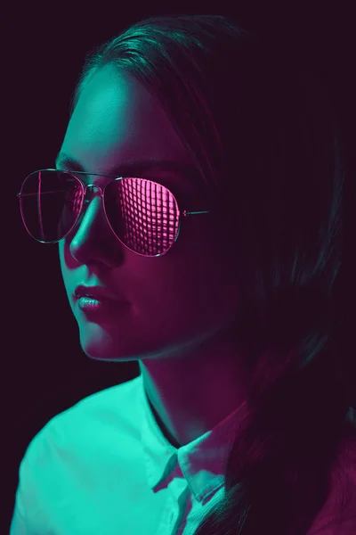 Mujer en gafas de sol y camisa - foto de stock