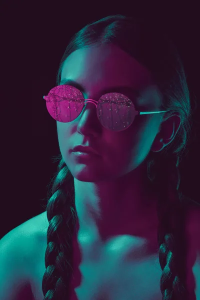 Mujer en gafas de sol redondas — Stock Photo