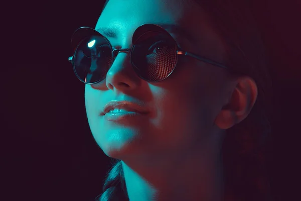 Mujer sonriente en gafas de sol - foto de stock