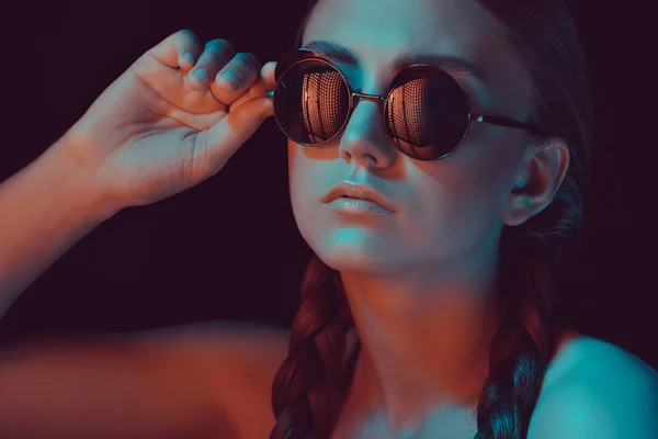 Frau mit modischer Sonnenbrille — Stockfoto
