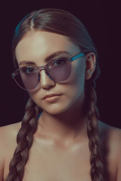 Mujer pensativa en gafas de sol - foto de stock