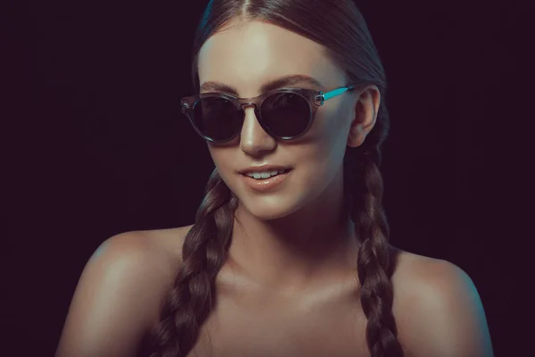 Mujer sonriente en gafas de sol - foto de stock