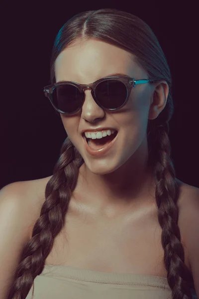 Mujer feliz en gafas de sol - foto de stock