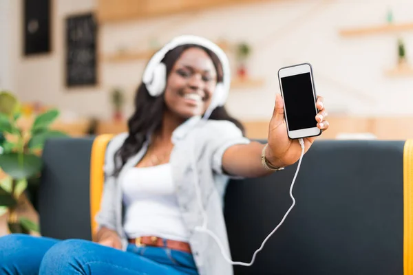 Frau hört Musik mit Kopfhörern — Stockfoto