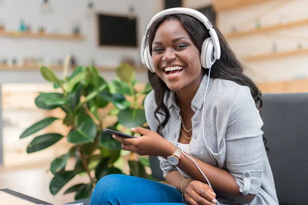 Woman listening music with headphones — Stock Photo