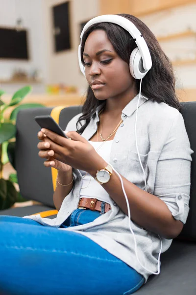 Mujer escuchando música con auriculares - foto de stock