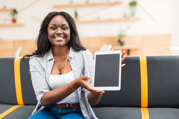 Mujer que presenta tableta digital - foto de stock